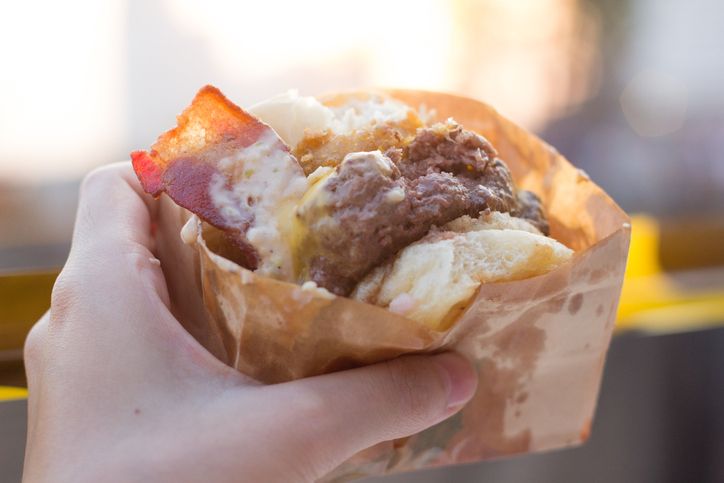 Cara makan burger yang benar agar tidak belepotan