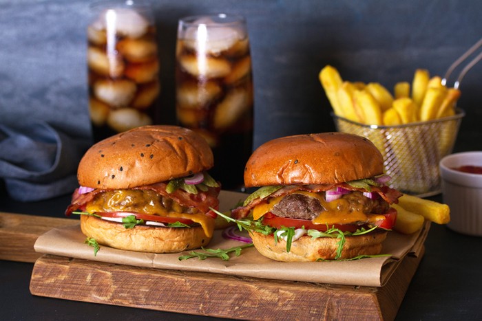 Cara makan burger yang benar agar tidak belepotan