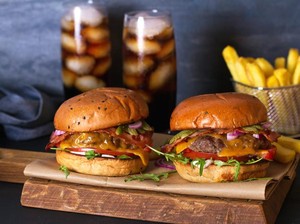 Agar Makan Burger Tak Berantakan Terapkan 5 Tips Ini