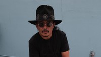 Bukan tanpa alasan, personel baru dianggap cukup merepotkan karena mereka harus membangun koneksi dan menemukan chemistry baru. Daripada seperti itu, mereka bertiga lebih nyaman tampil tanpa drummer.