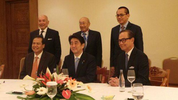 Potret Kebersamaan Chairul Tanjung dan Shinzo Abe dalam sebuah pertemuan di Bali.