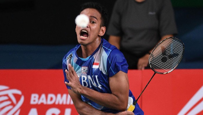Indonesias Chico Dwi Wardoyo plays against Japans Kento Momota during their mens singles qualifying match at the Badminton Asia Championships in Muntinlupa, suburban Manila on April 27, 2022. (Photo by Ted ALJIBE / AFP) (Photo by TED ALJIBE/AFP via Getty Images)