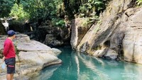 Dikelilingi bebatuan yang membuat eksotis.