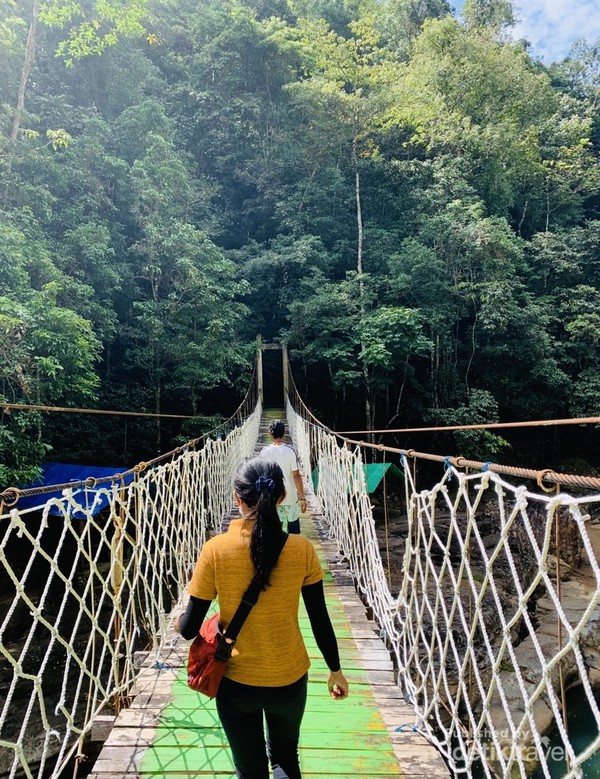 Melintasi jembatan gantung