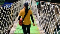 Melintasi jembatan gantung