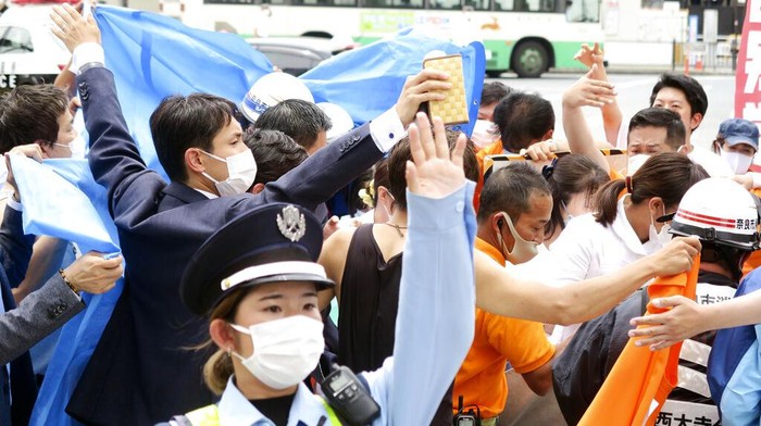 Detik-detik Mencekam Saat Mantan PM Jepang Shinzo Abe Ditembak! Japanβs former Prime Minister Shinzo Abe, center, falls on the ground in Nara, western Japan Friday, July 8, 2022. Abe was in heart failure after apparently being shot during a campaign speech Friday in western Japan, NHK public television said Friday. (Kyodo News via AP)