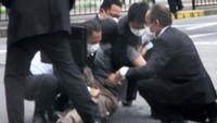 Dalam pemeriksaannya, polisi mengungkap bahwa tersangka memang berniat membunuh Shinzo Abe. Yang bersangkutan beralasan tidak puas dengan mantan perdana menteri tersebut. (Kyodo via Reuters).