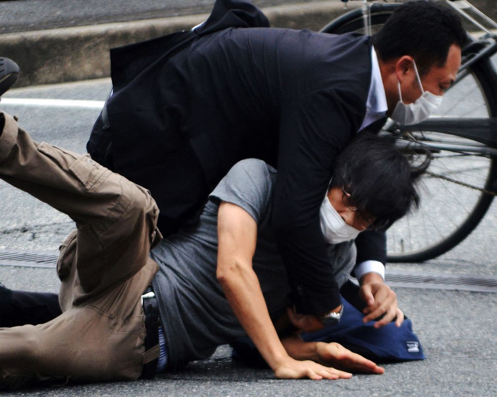Pelaku penembakan eks PM Jepang Shinzo Abe ditangkap. Pelaku yang diketahui bernama Yamagami Tetsuya itu merupakan eks pasukan angkatan laut bela diri Jepang.