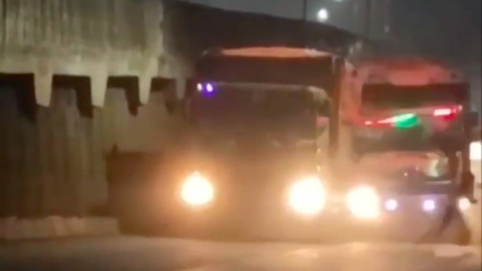Dua truk pengangkut sampah milik DLH DKI Jakarta terlibat tabrakan di Bekasi. Kecelakaan itu dipicu sejumlah ABG yang menghadang laju truk demi konten video. (Screenshot video viral)