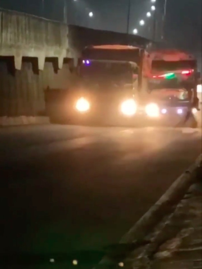 Dua truk pengangkut sampah milik DLH DKI Jakarta terlibat tabrakan di Bekasi. Kecelakaan itu dipicu sejumlah ABG yang menghadang laju truk demi konten video. (Screenshot video viral)