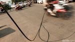 Duh, Ada Kabel Jatuh ke Jalan di Bundaran Pamulang
