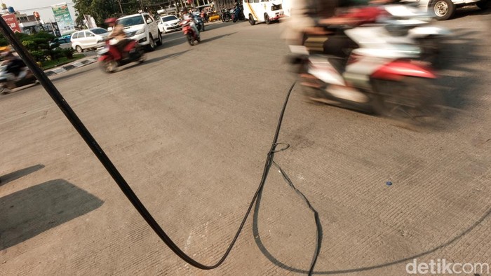 Duh, Ada Kabel Jatuh ke Jalan di Bundaran Pamulang Sebuah kabel jatuh ke jalan di dekat Bundaran Pamulang, Tangerang Selatan. Selain itu, kabel-kabel di sekitar lokasi tampak semrawut.