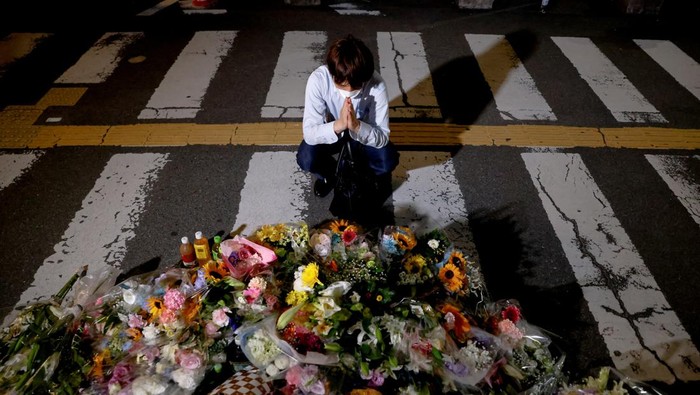 Duka Warga Jepang Usai Shinzo Abe Tewas Ditembak People lay flowers at the site where late former Japanese Prime Minister Shinzo Abe was shot while campaigning for a parliamentary election, near Yamato-Saidaiji station in Nara, western Japan, July 8, 2022. REUTERS/Issei Kato
