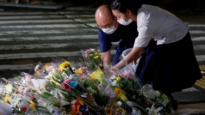 Duka Warga Jepang Usai Shinzo Abe Tewas Ditembak People lay flowers at the site where late former Japanese Prime Minister Shinzo Abe was shot while campaigning for a parliamentary election, near Yamato-Saidaiji station in Nara, western Japan, July 8, 2022. REUTERS/Issei Kato