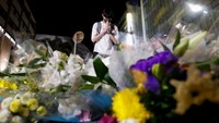 Seseorang warga berdoa untuk mantan Perdana Menteri Jepang Shinzo Abe yang tewas ditembak.
