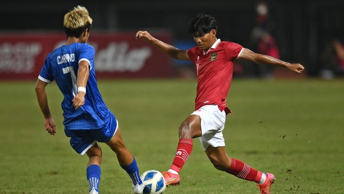 Pesepak bola Tim Nasional Indonesia U-19 Edgard Amping (kanan) berebut bola dengan pesepak bola Tim Nasional Filipina U-19 Dov Anthony Misael (kiri) dalam laga penyisihan Grup A Piala AFF U-19 2022 di Stadion Patriot Candrabhaga, Bekasi, Jawa Barat, Jumat (8/7/2022). ANTARA FOTO/Aditya Pradana Putra/aww.
