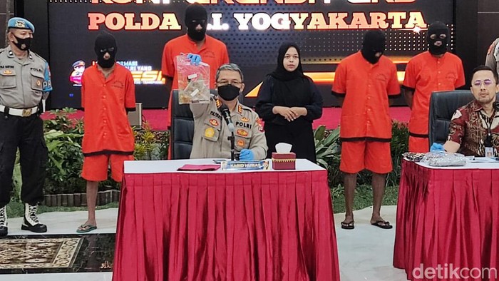 Empat tersangka kerusuhan Babarsari memakai baju tahanan, Jumat (8/7/2022).