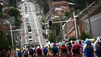 Sprint menanjak menjelang finish menjadi spesialisasi Pogacar. Sejumlah pebalap allrounder dan spesialis General Classification (GC) tak sanggup menempel Pogacar seperti Tom Piddock hingga Primoz Roglic.  (Marco Bertorello/AFP/Getty Images)