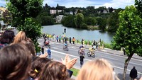 Wout Van Aert berjuang sendiri di etape 6 TDF 2022. Ia ditempel Danish Jakob Fuglsang dan Quinn Simmons. (Jasper Jacobs/ AFP/Getty Images)