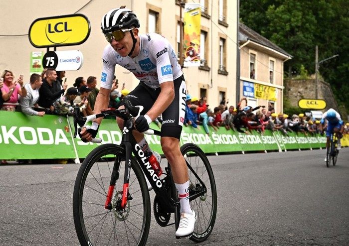 Etape 6 Tour de France LONGWY, FRANCE - JULY 07: Wout Van Aert of Belgium and Team Jumbo - Visma Yellow Leader Jersey caught by the peloton during the 109th Tour de France 2022, Stage 6 a 219,9km stage from Binche to Longwy 377m / #TDF2022 / #WorldTour / on July 07, 2022 in Longwy, France. (Photo by Michael Steele/Getty Images)