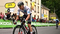 Pogacar memacu sepeda Colnago Prototipo dan sukses melakukan attack di 200 meter sebelum finish. Serangan ini merupakan anti klimaks setelah 5 km terakhir dihajar tanjakan parah dengan puncaknya di 800 meter terakhir mencapai gradien gradien 10,9 persen. (Marco Bertorello/AFP/Getty Images)