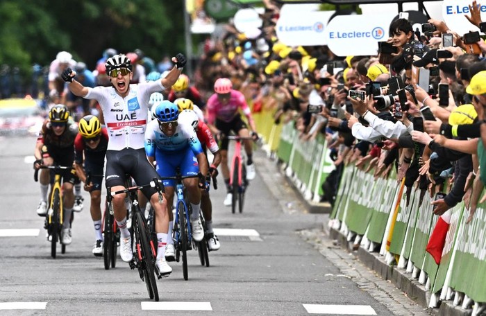 Etape 6 Tour de France LONGWY, FRANCE - JULY 07: Wout Van Aert of Belgium and Team Jumbo - Visma Yellow Leader Jersey caught by the peloton during the 109th Tour de France 2022, Stage 6 a 219,9km stage from Binche to Longwy 377m / #TDF2022 / #WorldTour / on July 07, 2022 in Longwy, France. (Photo by Michael Steele/Getty Images)
