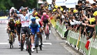 Pogacar menyentuh garis finish setelah unggul sprint di 200 meter terakhir pada etape 6 Tour de France (TDF) 2022.  Ia melibas rute 220 km dengan waktu 4 jam 27 menit 13 detik. Disusul Michael Matthews dan David Gaudu yang finis kedua dan ketiga.(Anne-Christine/AFP/Getty Images)