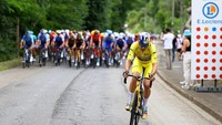 Wout Van Aert berjuang sendiri mempertahankan jersey kuning. Ia melaju sendirian tanpa pengawalan rekan satu tim Jumbo Visma. Akhirnya, Van Aert yang sudah 4 kali naik podium mengakui staminanya melorot. Ia kewer alias melemah pada 10 km menjelang finish. Van Aert hanya mampu finish di urutan ke-103. (Michael Steele/Getty Images)