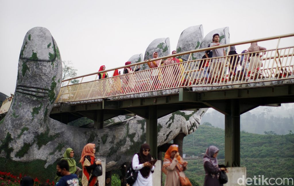 Florawisata D'Castello Ciater berlokasi di kecamatan Ciater, kabupaten Subang.