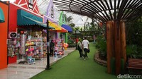 Pengunjung juga disuguhkan dengan food court dengan beragam menu makanan/minuman. Areal food court dibuat konsep penuh dengan tanaman.