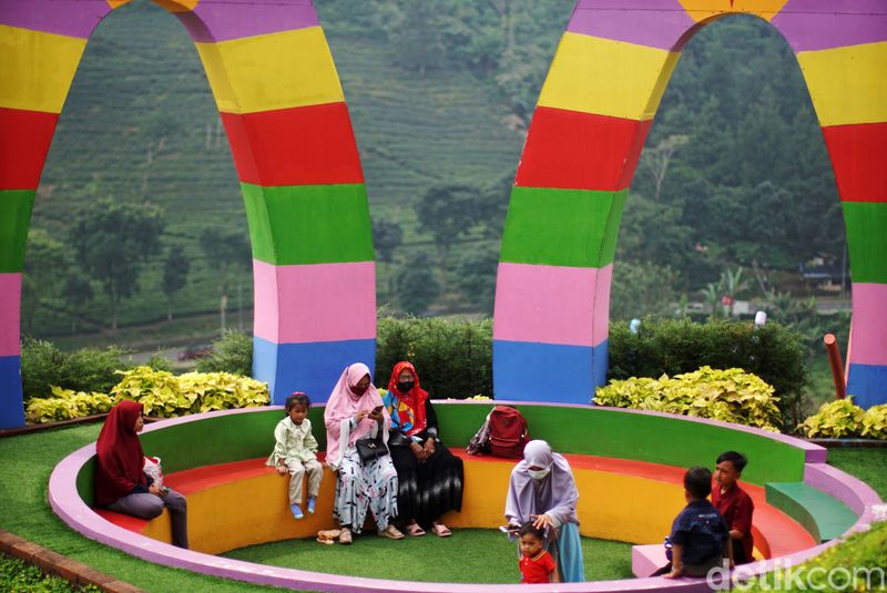 Florawisata D'Castello Ciater berlokasi di kecamatan Ciater, kabupaten Subang.