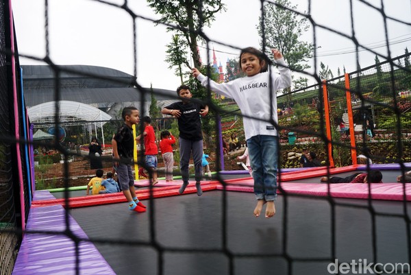 Anak-anak yang mau bermain trampolin akan diberi waktu hingga 15 menit dalam satu sesi. (Grandyos Zafna)