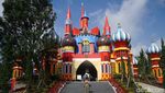 Menikmati Taman Bunga dan Bangunan Ala Kremlin di DCastello, Subang