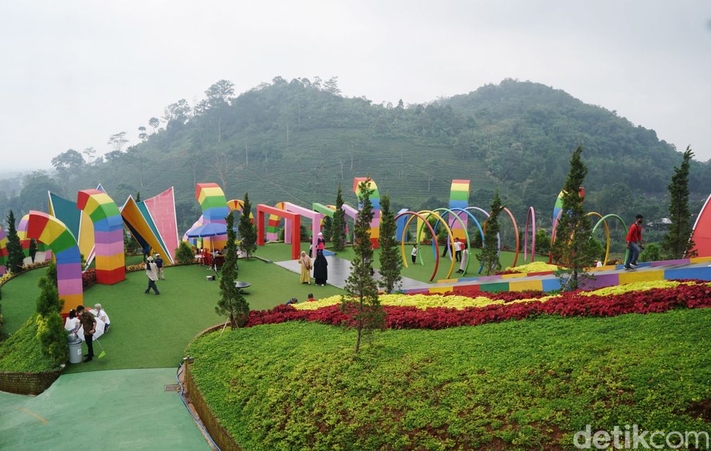 Florawisata D'Castello Ciater berlokasi di kecamatan Ciater, kabupaten Subang.