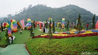 Selain bangun yang megah dan indah juga dihiasi gunung Tangkuban Parahu dan hamparan teh yang menghijau.