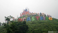 Florawisata DCastello Ciater beralamat di Jalan Palasari Dua-Babakan Gn. No.16, Ciater, Kecamatan Ciater, Kabupaten Subang, Jawa Barat. Sangat strategis, tempat wisata ini berada persis di pinggir jalan besar. (Grandyos Zafna)