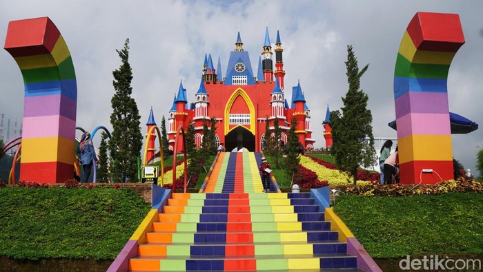 Florawisata D'Castello Ciater Subang Florawisata D'Castello Ciater berlokasi di kecamatan Ciater, kabupaten Subang.