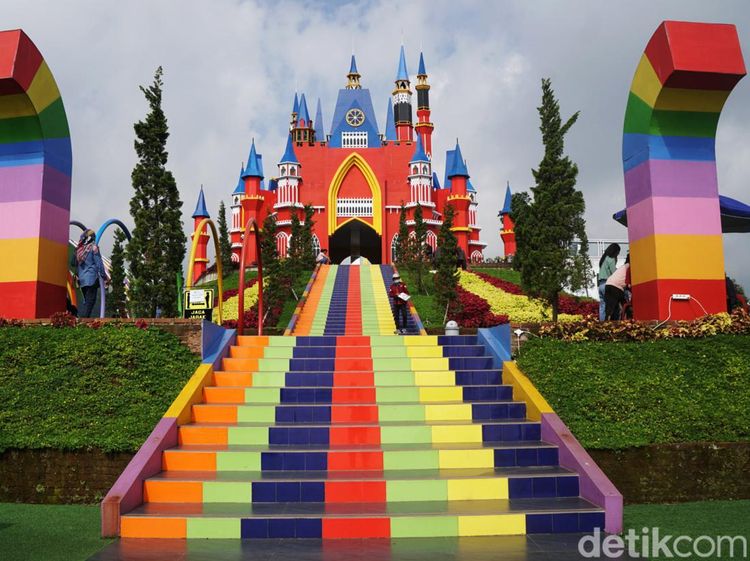 Menikmati Taman Bunga dan Bangunan Ala Kremlin di DCastello, Subang