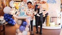 Waktu bersama keluarga juga selalu dihabiskan dengan hangat. Salah satunya ketika merayakan ulang tahun anak bungsunya bersama keluarga kecilnya. Foto: Instagram/medinazein