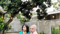 Pada salah satu kesempatan, Medina Zein bahkan sempat hangout di sebuah kafe estetik bersama Feni Rose. Keduanya berfoto bersama sambil memamerkan tas bermerek berwarna biru. Foto: Instagram/medinazein