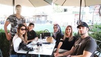 Saat bepergian ke luar negeri, Medina Zein dan suaminya juga tidak lupa mengunjungi sahabat-sahabatnya. Kafe dengan halaman luas di kawasan Los Angeles, Amerika Serikat dipilih menjadi tempat hangoutnya. Foto: Instagram/medinazein