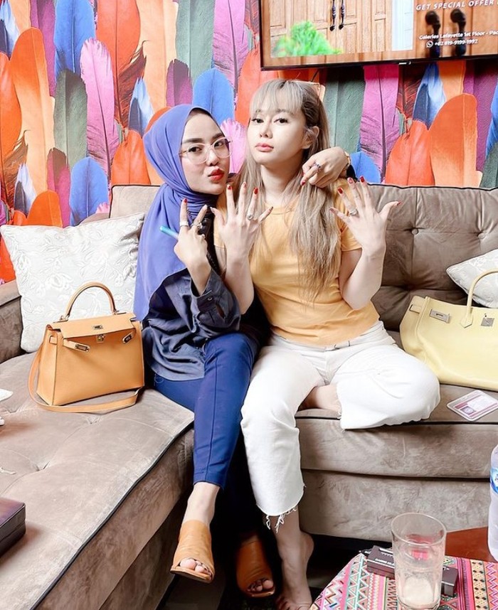 Galeri Medina Zein 10 Momen Kulineran Medina Zein Bareng Suami hingga Teman-teman