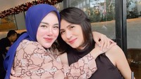 Bersama sahabatnya, Medina Zein bahkan sengaja mereservasi sebuah kafe. Terlihat minuman es kopi di hadapannya yang tampak segar sedang dinikmati. Foto: Instagram/medinazein