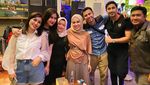 10 Momen Kulineran Medina Zein Bareng Suami hingga Teman-teman
