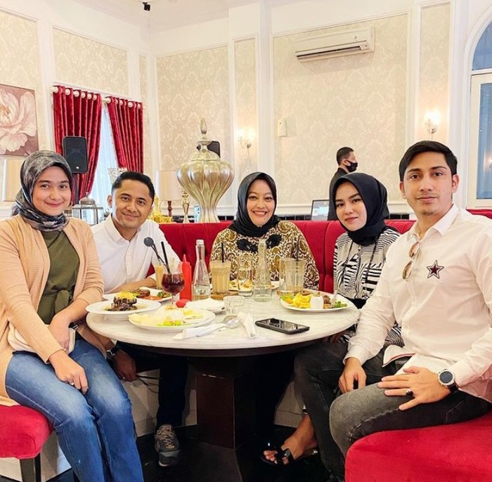Galeri Medina Zein 10 Momen Kulineran Medina Zein Bareng Suami hingga Teman-teman