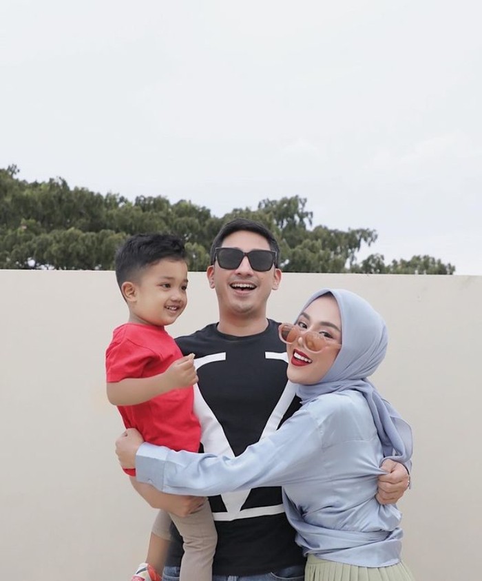 Galeri Medina Zein 10 Momen Kulineran Medina Zein Bareng Suami hingga Teman-teman