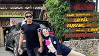Sebelum melakukan aksi penipuan tersebut, Medina Zein dikenal sebagai sosok yang aktif bergaul. Makan bersama teman-temannya menjadi agenda rutin yang tidak pernah terlewat. Foto: Instagram/medinazein