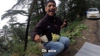 Duduk di pinggir jalan, pria difabel bernama Anu ini menjajakan jeruk untuk siapapun yang melintas di sebuah jalan di India ini. Anu menawarkan jeruk kemasan kantong seharga Rp 19 ribu saja. Ia gigih berjualan demi bantu biaya berobat sang ibu yang sakit. Foto: YouTube Ted Kunchok