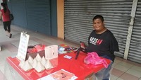 Ini adalah potret penjual nasi lemak tanpa tangan di Malaysia. Pria ini menamai usahanya Nasi Lemak Bujang yang berbalut daun pisang. Nasi lemak buatannya dibanderol hanya Rp 5 ribuan saja! Foto: Facebook Shahrin Razi