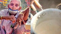 Di usia renta, kakek di India ini masih semangat jualan teh. Usianya yang sudah 70 tahun dan kondisi tangannya yang patah tak menyurutkan keinginannya berjualan teh tradisional India. Foto: Instagram foodvishal